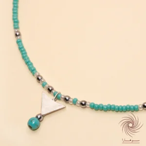 گردنبند دستساز با پلاک مثلثی نقره 925 و مهرههای فیروزهای