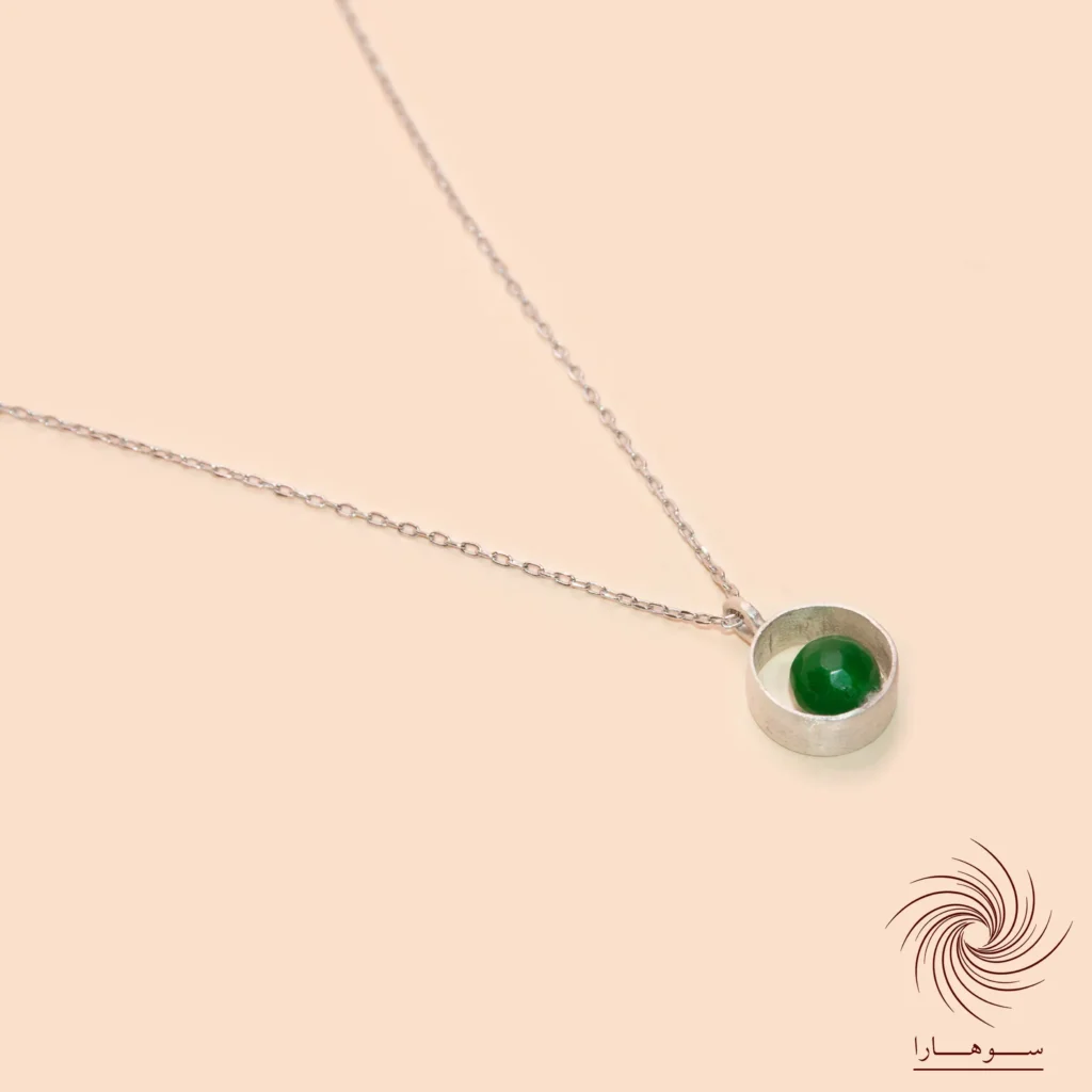 گردنبند نقره 925 با زنجیر ایتالیایی و پلاک دایره‌ای دست‌ساز، مزین به مهره سنگی سبز