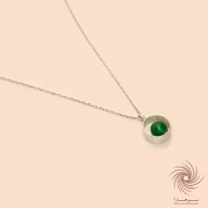 گردنبند نقره 925 با زنجیر ایتالیایی و پلاک دایره‌ای دست‌ساز، مزین به مهره سنگی سبز