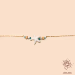دستبند زنجیر طلایی رنگ ثابت با آویز ستارهدریایی و مهرههای تزئینی، مناسب استایل تابستانی و مینیمال