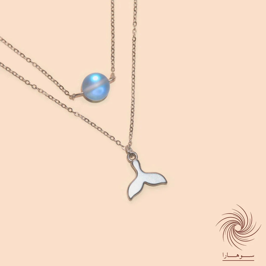 گردنبند دو ردیفه نقره‌ای استیل با آویز دم وال و مون استون آبی، رنگ ثابت و ضد حساسیت