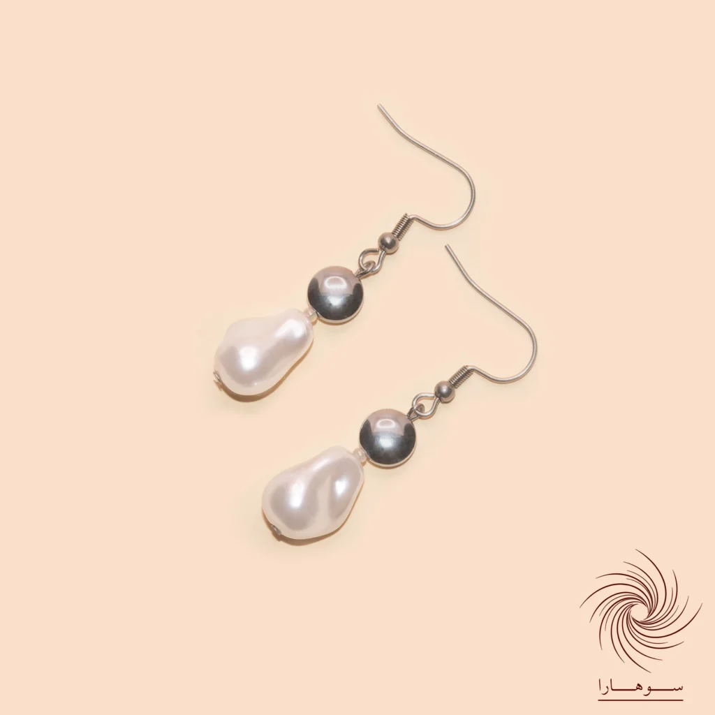 گوشواره نقره ای استیل رنگ ثابت با آویز مروارید دفرمه و طراحی قلابی